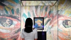 Žena gleda autoportret Van Gogha u Muzeju Van Gogh u Amsterdamu, Nizozemska 1. juna 2020.