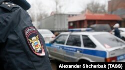 Полиция на территории фабрики "Меньшевик"