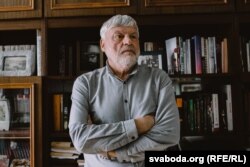 Уладзімер Арлоў у сваім працоўным кабінэце
