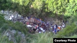 Aksidenti i sotëm ka ndodhur pak javë pas tragjedisë së Himarës. Fotografia paraqet pamje nga rrëzimi i autobusit në Himarë.