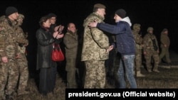 Президент України Петро Порошенко (посередині) під час зустрічі зі звільненими полоненими, яких утримували на окупованій частині Донбасу, 27 грудня 2017 