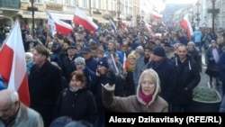 Тысячи жителей Варшавы вышли на улицы, чтобы выразить свое отношение к политике властей 13 декабря 2015