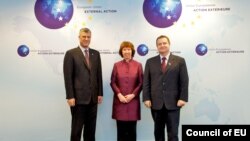 Хашим Тачі (л), верховний представник ЄС із закордонних справ Катрін Аштон (с) та Івіца Дачич (п) у Брюсселі, 19 лютого 2013 року
