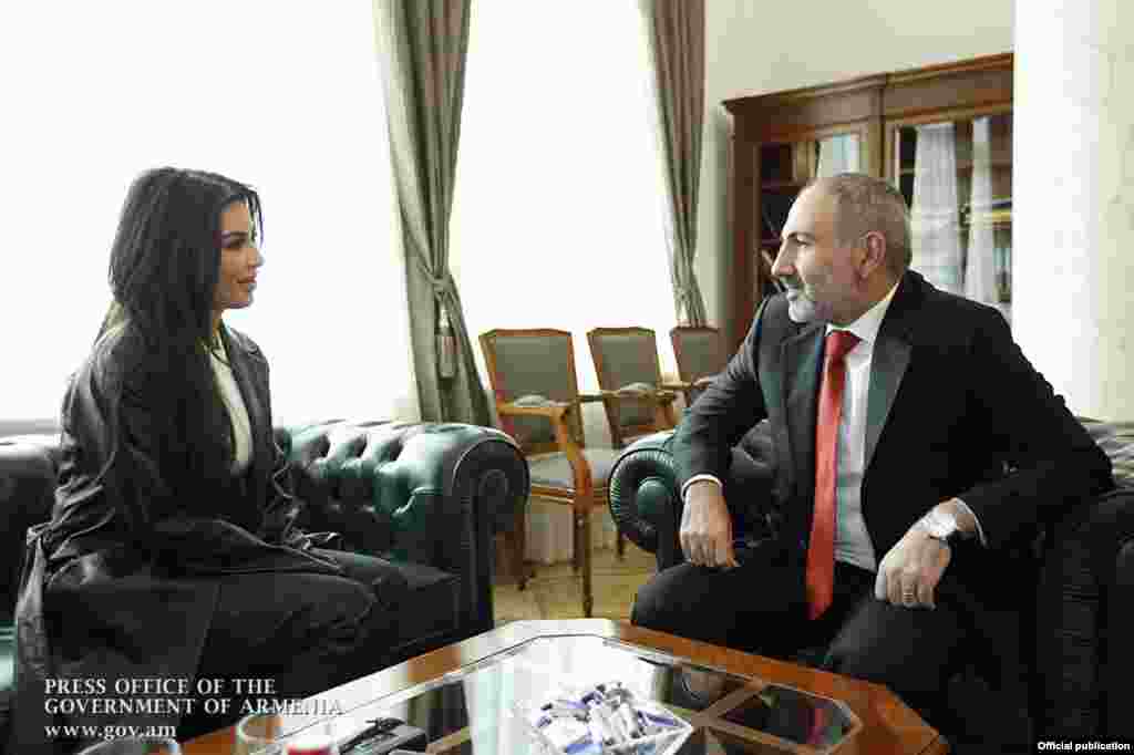 Armenian Prime Minister Nikol Pashinian (right) meets with Kim Kardashian in Yerevan on October 9.&nbsp;