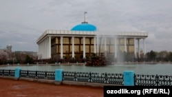 Өзбекстан парламентінің ғимараты. Ташкент, 21 наурыз 2013 жыл