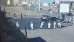 Көшені залалсыздандырып жүрген жұмысшылар. 28 наурыз 2020 жыл.