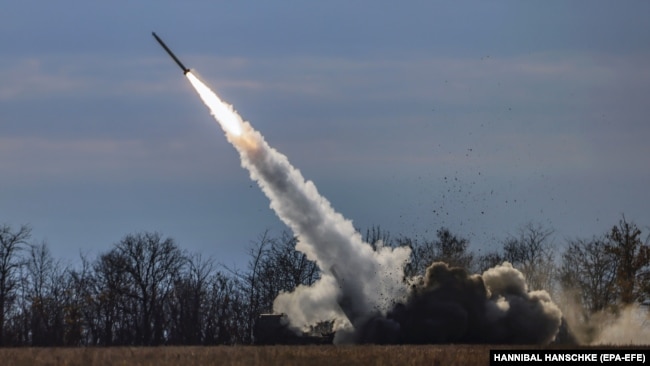 Украин күштері HIMARS жүйесінен атқылап жатыр. Херсон облысының солтүстігі, 5 қараша 2022 жыл.