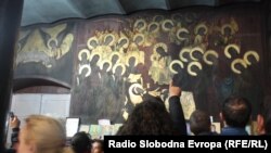 Верници од цела Македонија доаѓаат во скопската црква Свети Великомаченик Димитрија и во редици чекаат да ја видат, како што велат во МПЦ, несекојднеаната појава на самопрочистување на фреските. 
