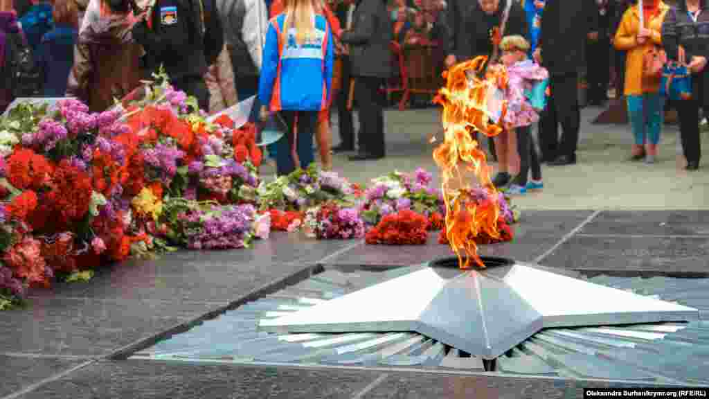 &laquo;Вечный огонь&raquo; в симферопольском парке имени Гагарина. 9 мая сюда пришли представители российской власти Крыма, чтобы возложить цветы в память о погибших в ходе Второй мировой войны