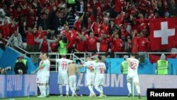 Xherdan Shaqiri, së bashku me lojëtarët e tjerë të Zvicrës feston golin kundër Serbisë.