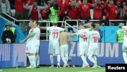 Ekipi i Zvicrës duke festuar pas golit të fitores të shënuar nga Xherdan Shaqiri