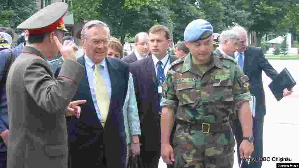 25 iunie 2004, ministrul Apărării al SUA, Donald Rumsfeld, la Chişinău