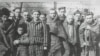 Fotografie cu prizonieri din Lagărul de concentrare Auschwitz-Birkenau, din regiunea Oświęcim, sudul Poloniei, după eliberarea din 27 ianuarie 1945.