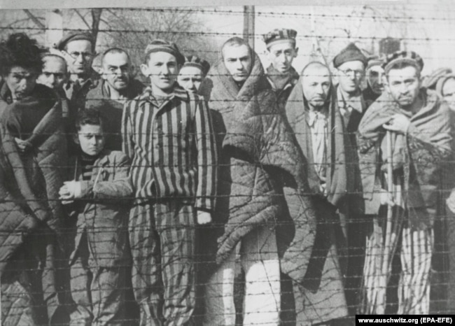 یهودیان زندانی در اردوگاه آشویتس