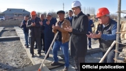 Полпред правительства в Баткенской области Акрам Мадумаров на церемонии закладки капсулы.