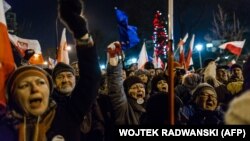 Протестувальники під будівелю польського парламенту, Варшава, 19 грудня 2016 року