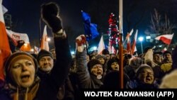 Протестувальники під будівелю польського парламенту. Варшава, 19 грудня 2016 року