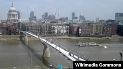 Мост Миллениум в Лондоне, один из знаменитых проектов Нормана Фостера