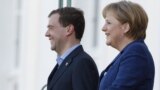 Dmitri Medvedev şi Angela Merkel 