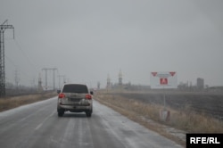 Табличка на Донбассе с предупреждением о минах у дороги в направлении Донецка