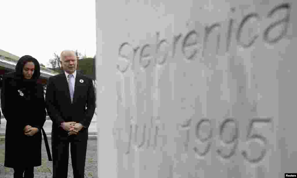 Bosnia-Herzegovina -- Britain's Foreign Secretary William Hague and US actress Angelina Jolie stand in front of Srebrenica Genocide Memorial in Potocari after laying a wreath, March 28, 2014