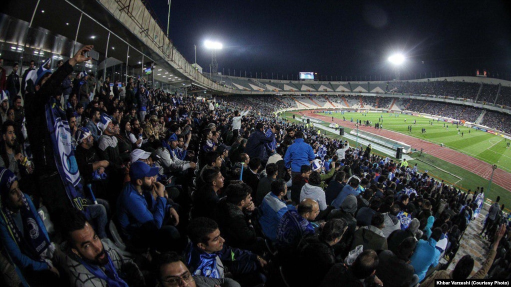 گروهی از تماشاگران بازی استقلال-العین/ گزارش شده دختری که خودسوزی کرده برای تماشای این بازی به ورزشگاه رفته است.