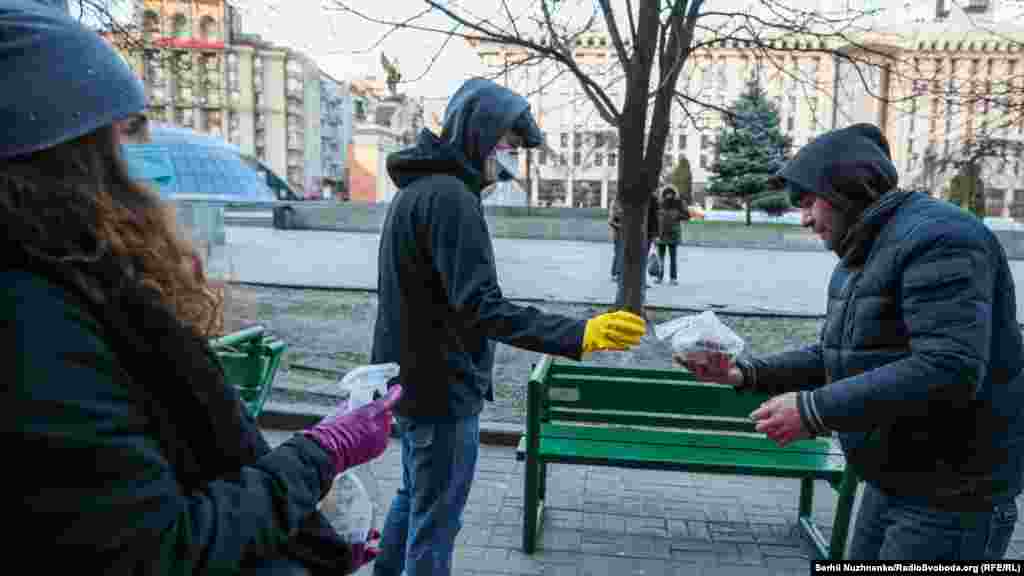 Тим часом на вулиці продовжують жити безпритульні люди, які в умовах карантину скаржаться на відсутність можливості заробити гроші