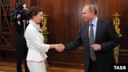 Presidenti rus Vladimir Putin takohet me Anna Kuznetsova 