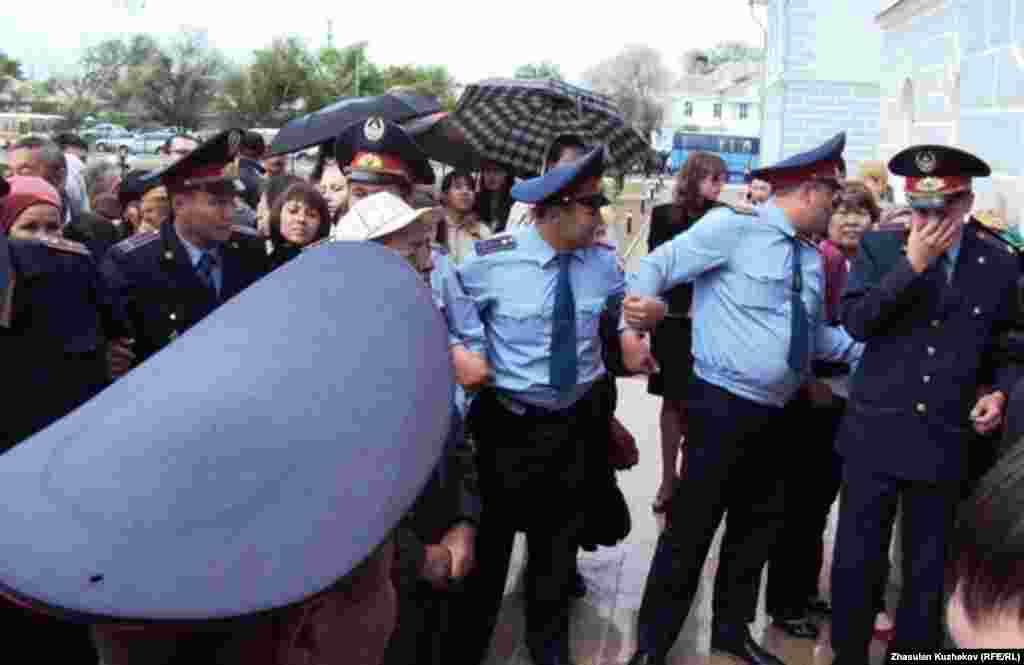 Полиция музейдің алдына жиналған адамдарды ығыстырып жатыр. Қарағанды облысы Долинка ауылы, 31 мамыр, 2011 жыл. 