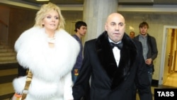 Певица Валерия и ее муж и продюсер Иосиф Пригожин на церемонии вручения премий "Золотой Граммофон" в Государственном Кремлевском дворце, 5 декабря 2010