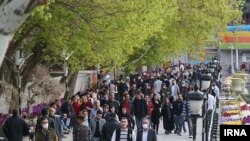 بی‌اعتنایی به استفاده از ماسک و رعایت فاصله‌گذاری اجتماعی در خیابان‌های شهرهای مختلف ایران