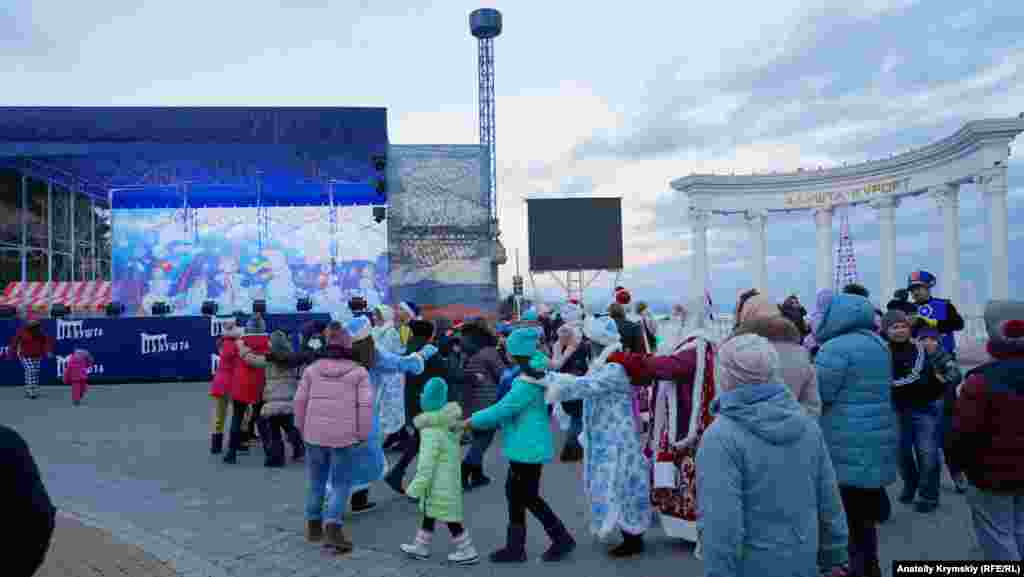 На новорічні заходи дорослі та юні алуштинці збираються біля головного символу рідного міста &ndash; ротонди