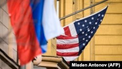 Un steag rus alături de cel american la ambasada Statelor Unite de la Moscova