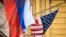Российский флаг развевается вблизи посольства США в Москве (иллюстративное фото)