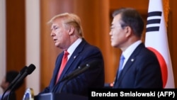 Donald Trump (solda) və Moon Jae-in Seulda, 30 iyun, 2019-cu il