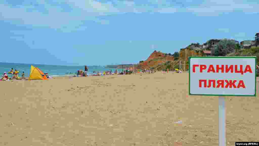 Многие севастопольцы и приезжие предпочитают отдыхать за границей официального пляжа