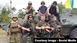 Иса Мунаев (второй справа в нижнем ряду) на Украине. Лето 2014 года