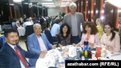 Çepden: Abdurrahman Düýeji, Hojaguly Narlyýew, Nurmuhammet Netjari we myhman zenanlar. Stambul, 28-nji sentýabr, 2017.