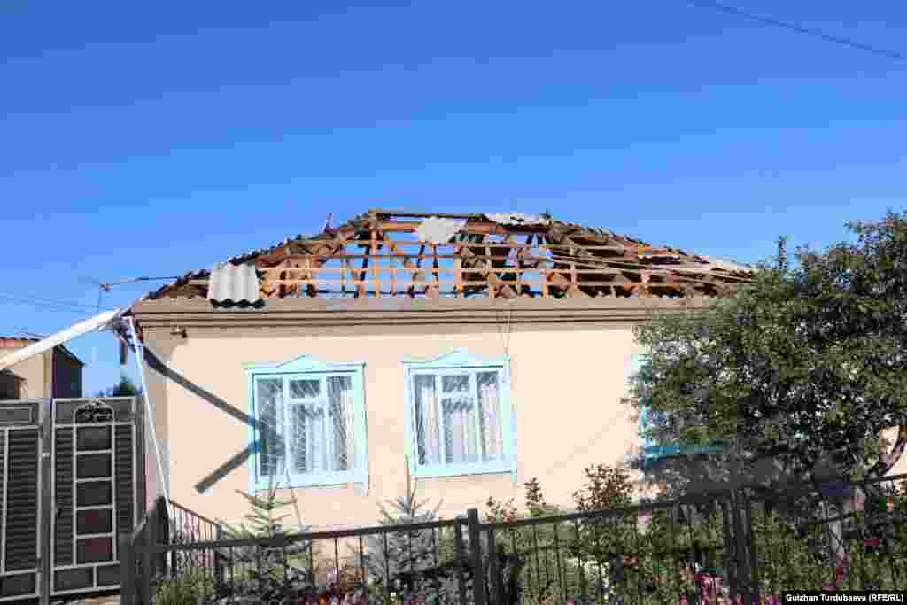 Каракол шаарында 10-сентябрда болгон шамал бир нече турак жайдын чатырларын учуруп кеткен. 