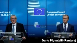 Председатель Европейской комиссии Жан-Клод Юнкер (слева) и председатель Европейского совета Дональд Туск 