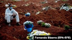 Работник кладбища в Сан-Паулу, Бразилия. За 12 часов было погребено 62 человека. 18 мая 2020 года. 