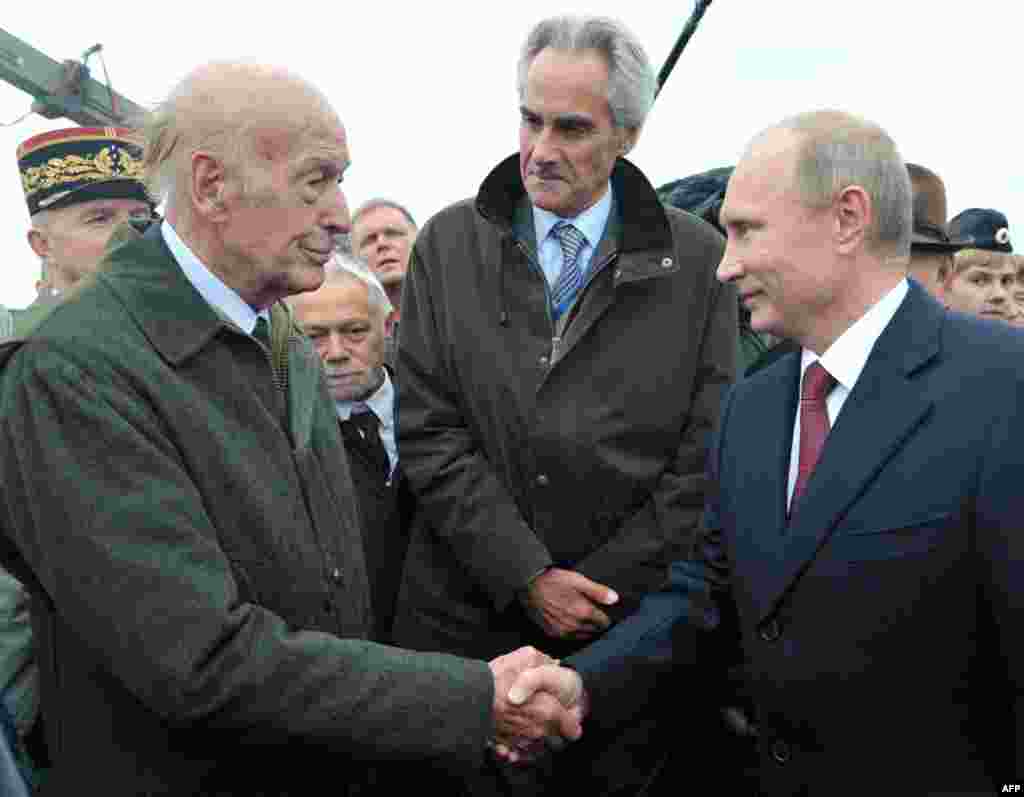 Russia&#39;s President Vladimir Putin (right) shakes hands with former French President Valery Giscard d&#39;Estaing during the festivities surrounding the 200th anniversary of the Battle of Borodino.