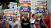 „La postul dvs. propagandistic finanțat de Kremlin, o să port bretelele mele de la Gay Pride”