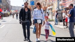 Є підстави вважати, що розподіл обов’язків в тому числі з догляду за дітьми між чоловіками й жінками поступово вирівнюється