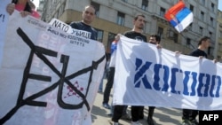 Пратэст сэрбскіх нацыяналістаў у Белградзе 21 красавіка супраць дамовы.