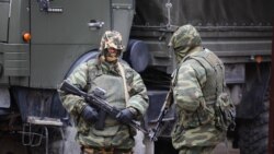 Вооруженные российские солдаты в Симферополе, 2 марта 2014 года