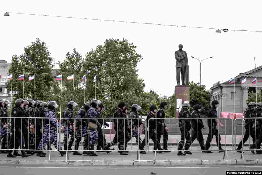 Rusiye uquq qoruyıcıları Aqmescitteki Lenin meydanını qapattı, qırımtatarlarnıñ matem mitingi arfesinde, 2014 senesi mayıs 17 künü