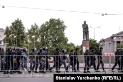 Российские силовики на площади Ленина в Симферополе, архивное фото
