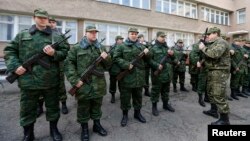 Члени кримської "самооборони" в Сімферополі, 13мберезень 2014 року