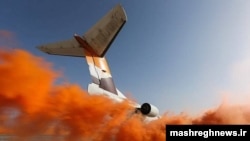 Un avion care zboară deaspura norilor la apus